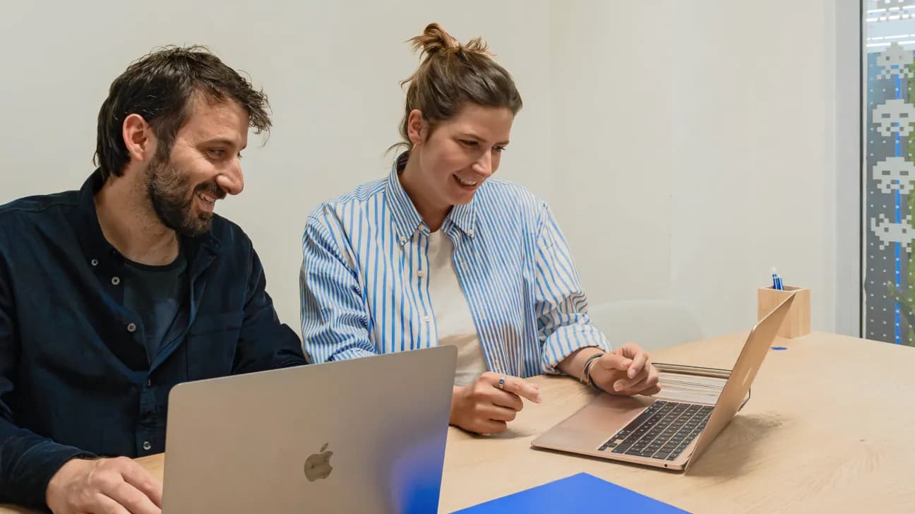 Professionisti collaborano in Nana Bianca, coworking a Firenze nel quartiere San Frediano. Spazi di lavoro, meeting room, eventi e supporto per startup.