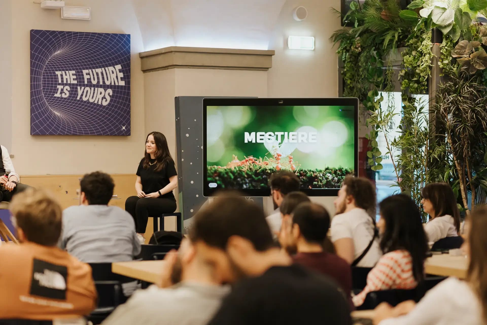 Evento startup a Nana Bianca con speaker e pubblico in un ambiente ispirante. Spazio per conferenze e workshop a Firenze, nell'Innovation Center di Fondazione CR Firenze.