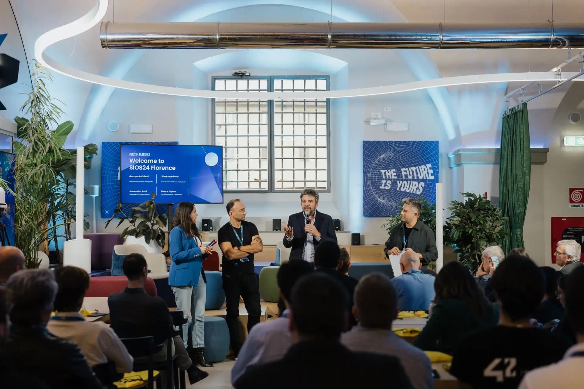 Panel di speaker sul palco durante SIOS24 Florence presso Nana Bianca, con esperti di startup e innovazione. Evento dedicato all'ecosistema imprenditoriale a Firenze.