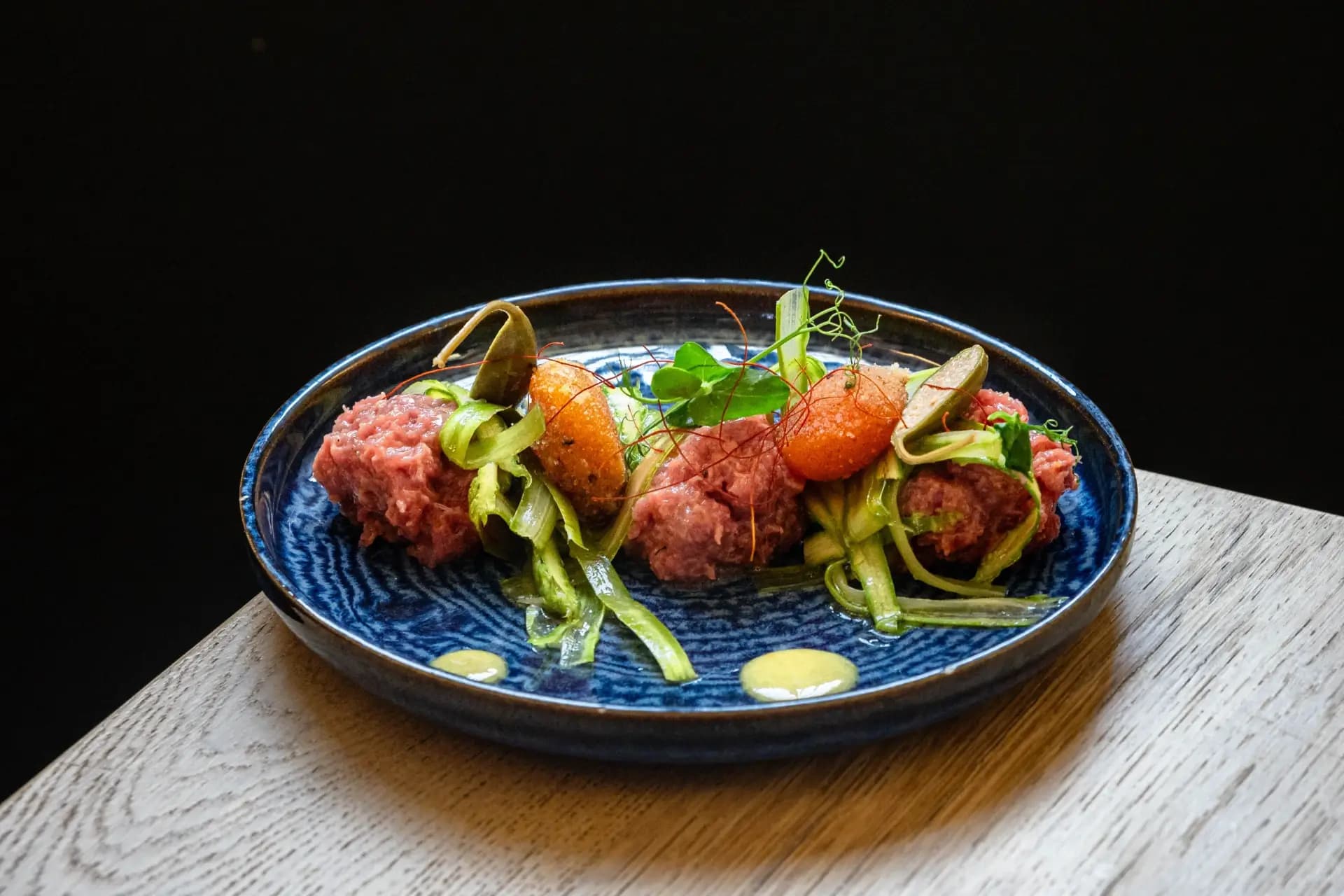 Tartare di carne con verdure fresche e guarnizioni gourmet servita al ristorante The Stellar, eccellenza culinaria a Firenze all'interno di Nana Bianca.