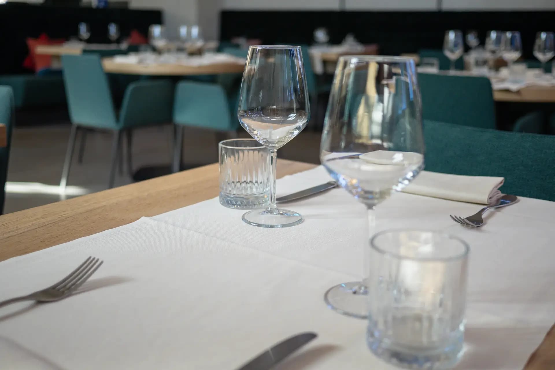 Tavolo apparecchiato con eleganza al ristorante The Stellar a Firenze. Un ambiente raffinato per pranzi di lavoro e cene gourmet.