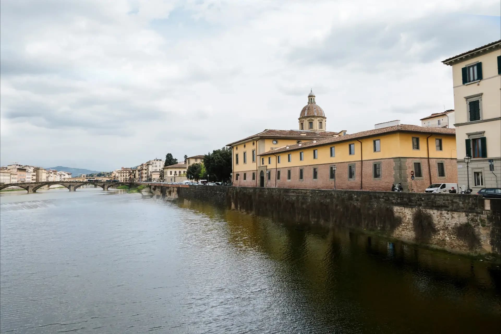 Esterno di Nana Bianca, situata in Piazza di Cestello 10, Firenze, con vista sul fiume Arno e la Cupola del Cestello. La sede è ospitata all’interno dell’Innovation Center di Fondazione CR Firenze.