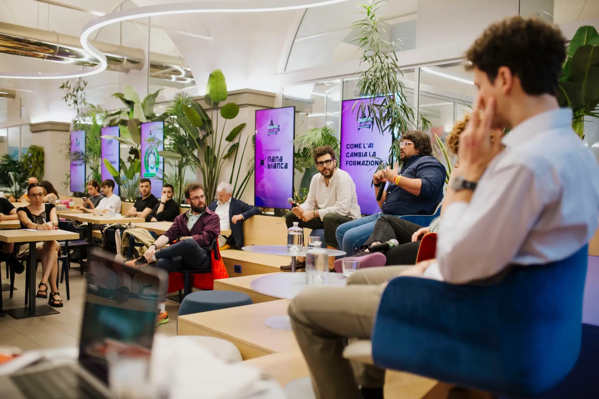 Panel durante Digital Safari nel Corporate Lab di Nana Bianca a Firenze, evento dedicato all’innovazione e al futuro del lavoro digitale.