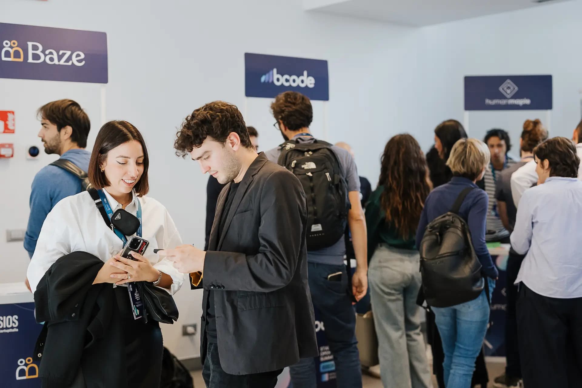 Partecipanti allo Startup Village del SIOS Firenze mentre fanno networking tra gli stand delle startup innovative italiane.