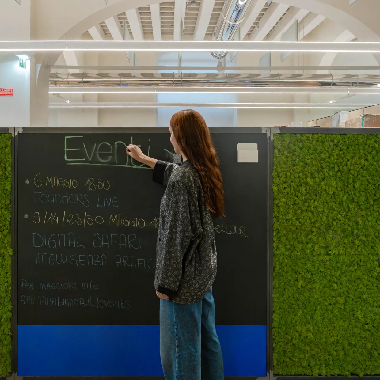 Ragazza che presenta un pitch su un palco durante un evento di startup, presso la sede dell'Innovation Center di Nana Bianca e FCRF a Firenze. L'evento è parte del programma di accelerazione Hubble, Cybershield, CTE Prisma, Italian Lifestyle, Bravo Innovation Hub ed Estra e-qube.