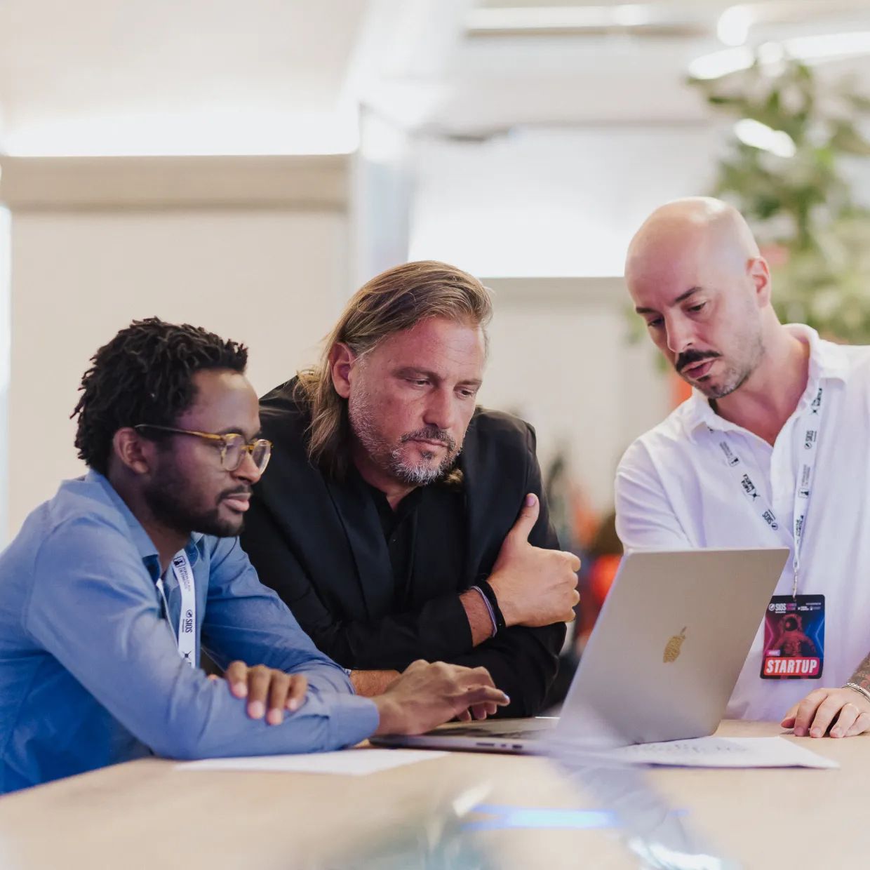 Ragazza che presenta un pitch su un palco durante un evento di startup, presso la sede dell'Innovation Center di Nana Bianca e FCRF a Firenze. L'evento è parte del programma di accelerazione Hubble, Cybershield, CTE Prisma, Italian Lifestyle, Bravo Innovation Hub ed Estra e-qube.
