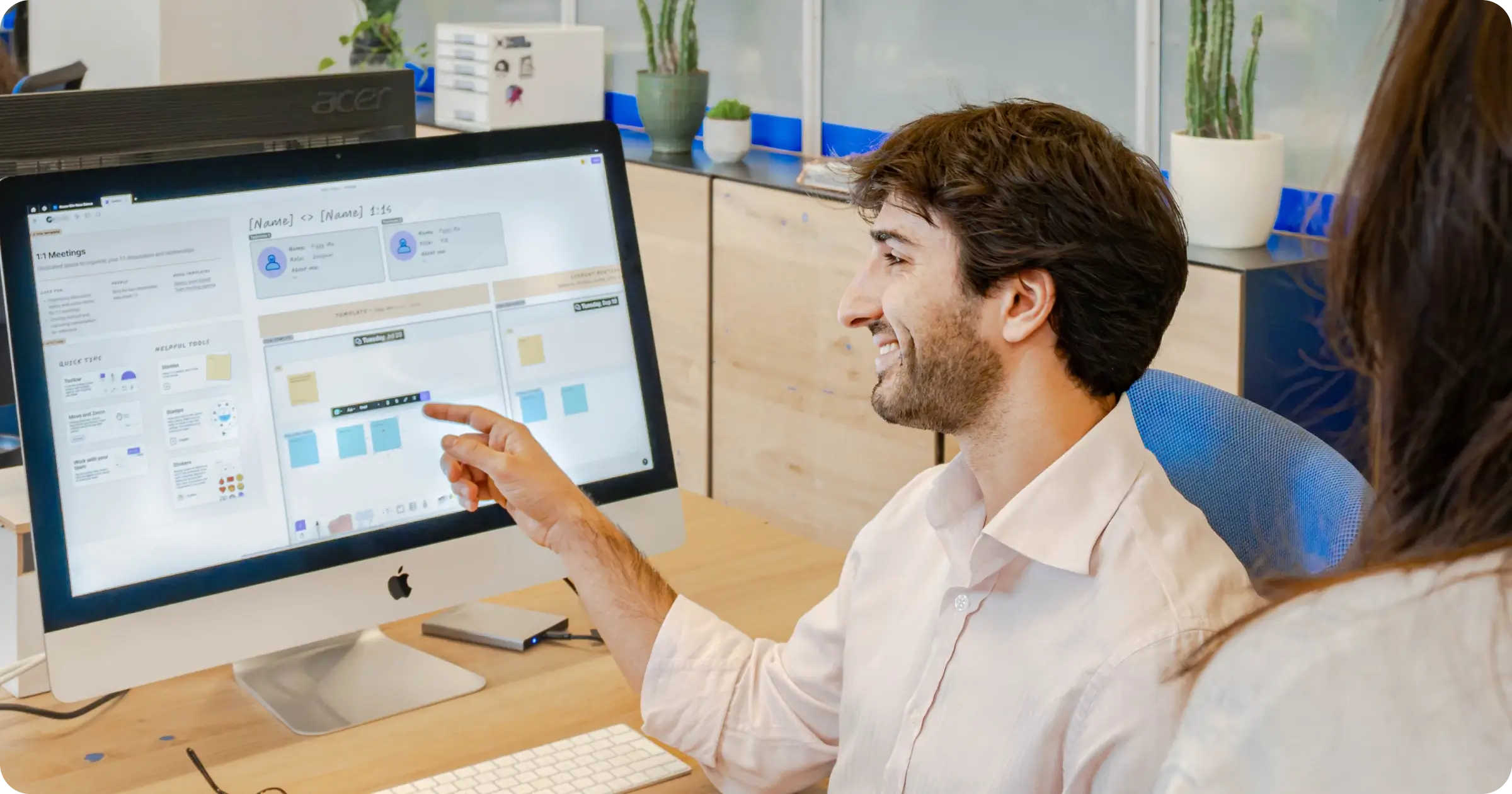 Professionista che utilizza un iMac presso Nana Bianca, coworking moderno a Firenze, progettato per favorire la produttività e la collaborazione tra startup e freelance.